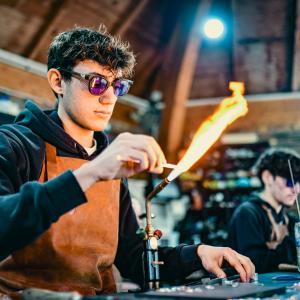 Un jeune artisan fond du verre