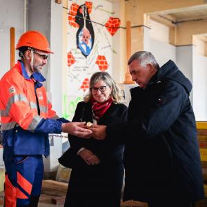 Un ouvrier, l'inspectrice d'Académie et le Président du Département de Seine-et-Marne