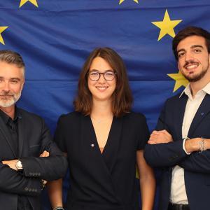 Equipe de travail devant le drapeau de l'Union européenne