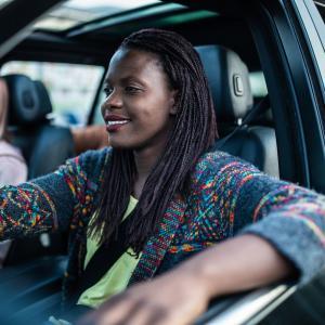 Des personnes en covoiturage dans une voiture 