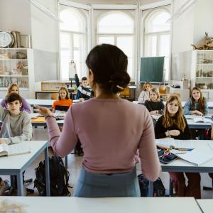 Une enseignante donne cours en classe