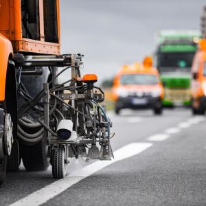 https://seine-et-marne.fr/sites/default/files/styles/300x300/public/media/images/routes-peinture-signalisation-entretien-amenagement-routier-marie-digard.jpg?itok=q482T0bX