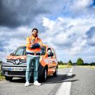 Un agent des routes en tenue de travail