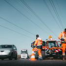 Des agents des routes sécurisent une route
