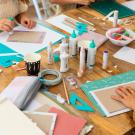 Atelier d'art décoratif avec du papier et de la colle