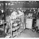 Deux ouvriers dans une usine