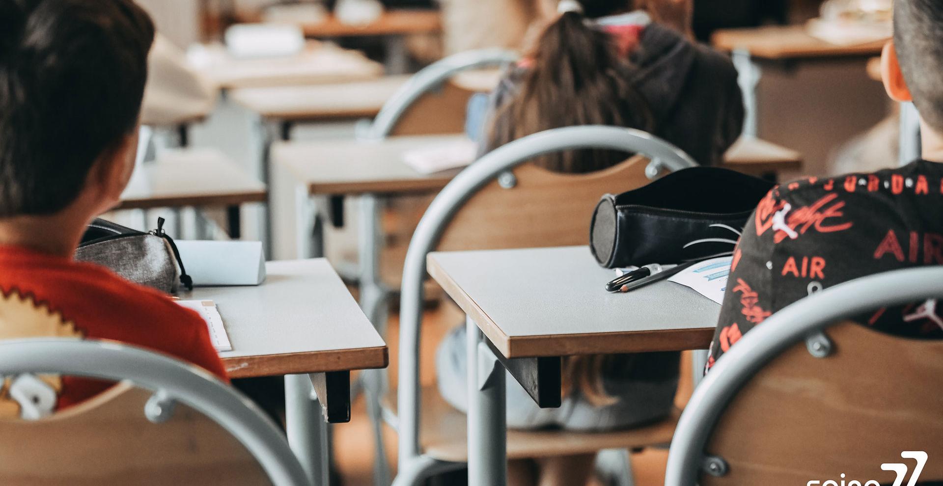 Des collégiens dans une salle de classe