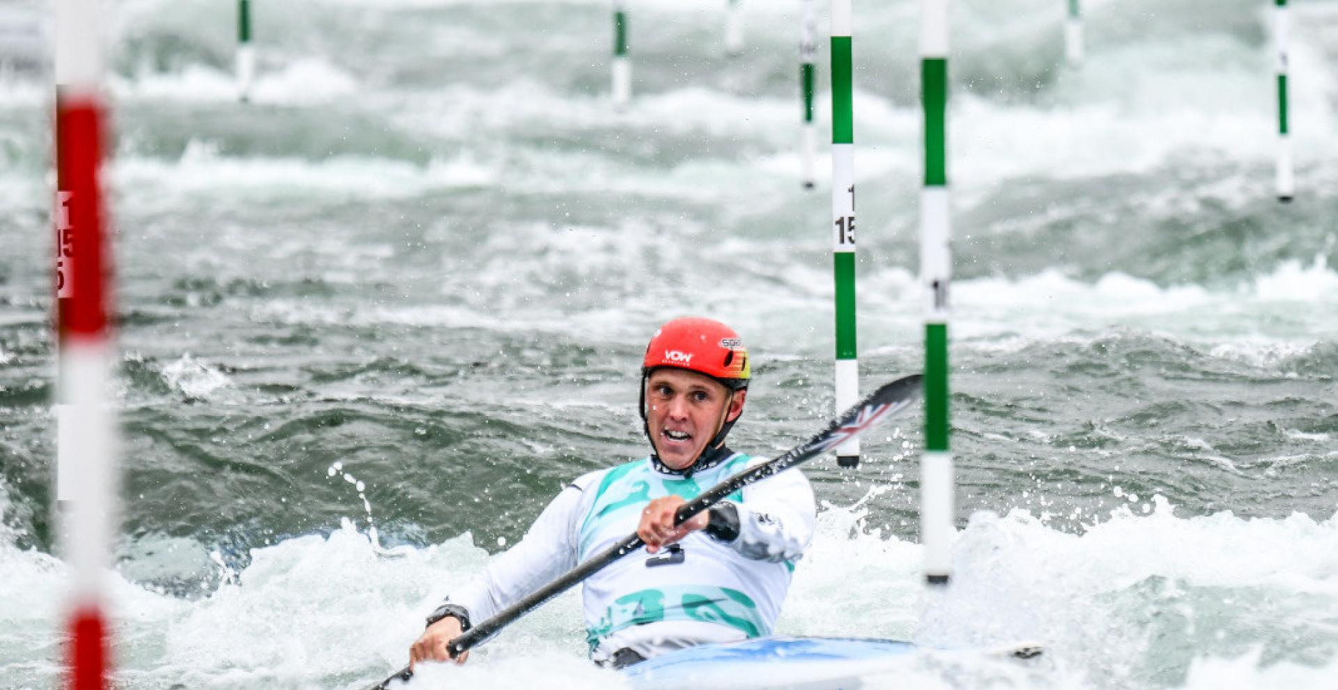 Un sportif en kayak sur le stade nautique olympique de Vaires-sur-Marne
