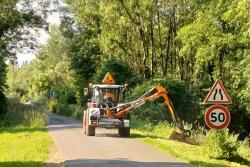 Fauchage de l'herbe aux abords d'une route