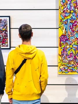 Deux personnes regardent une œuvre d'art contemporain exposée