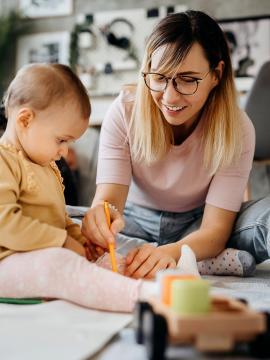 Une assistante familiale avec un bébé