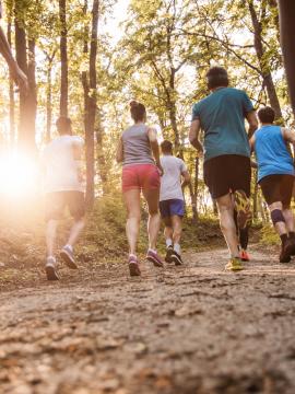 Un groupe de sportifs en train de courir