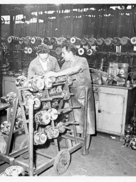 Deux ouvriers dans une usine