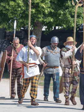 Des hommes costumés en gaulois