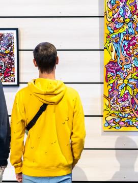 Deux personnes regardent une œuvre d'art contemporain exposée