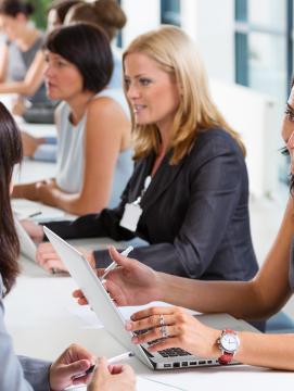 Un groupe de femmes discutent 