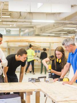Des étudiants en formation pour apprendre les métiers du bâtiment