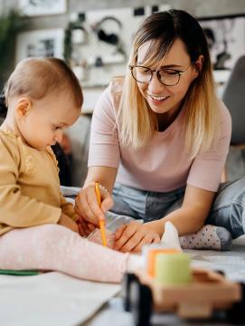 Une assistante familiale avec un bébé