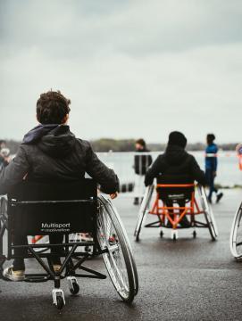 Des enfants sur fauteuil roulant