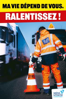 Des agents des routes sécurisent une route