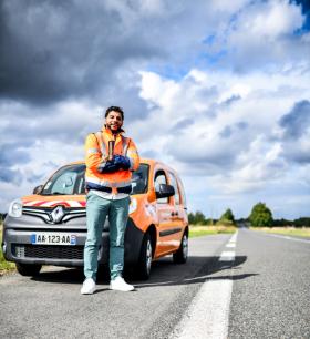 Un agent des routes en tenue de travail