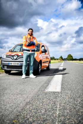 Un agent des routes en tenue de travail