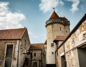 Une tours du château de Blandy surplombe la ferme de Blandy