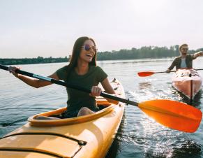 Deux personnes font canoë-kayak sur un lac
