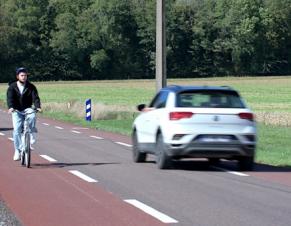 Un cycliste sur une CVCB croise une voiture