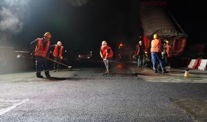 Des hommes refont la chaussée sur la RD 1036