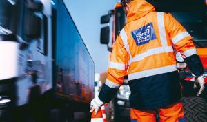 Des agents des routes sécurisent une route