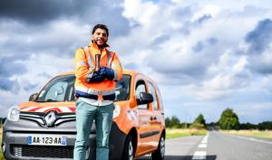 Un agent des routes en tenue de travail