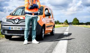 Un agent des routes en tenue de travail