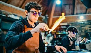Un jeune artisan fond du verre