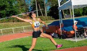 Une lanceuse de javelot dans un stade d'athlétisme