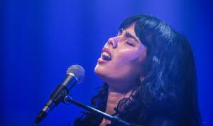 Chanteuse sur scène