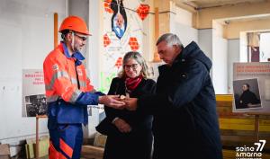 Un ouvrier, l'inspectrice d'Académie et le Président du Département de Seine-et-Marne