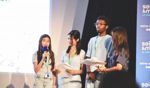 Un groupe de collégiens fait un exposé sur l'eau