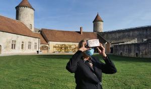 Une personne regarde le château de Blandy-les-Tours à travers la réalité immersive 