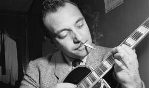 Django Reinhardt jouant de la guitare