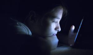 Un adolescent avec son smartphone la nuit