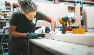 Une femme fait de la menuiserie dans un atelier