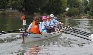 Equipe de jeunes sur un canoë