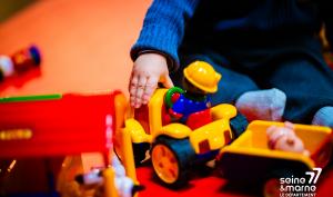 Un enfant joue avec des jeux