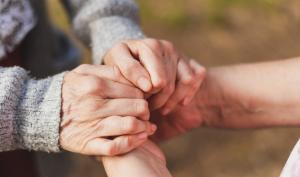 Homme et femme se tenant les mains