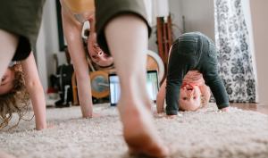 Enfants et maman qui s'amuse