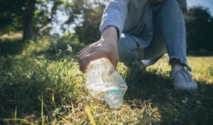 Ramasse des déchets dans une forêt