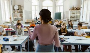 Une enseignante donne cours en classe