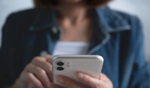 Une femme compose un numéro sur son smartphone