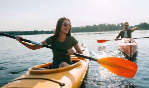 Deux personnes font canoë-kayak sur un lac